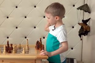 5-летний Дима Крымский обдумывает свой ход.