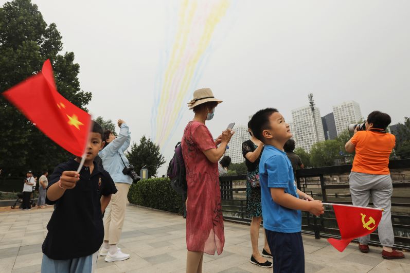 Во время воздушного парада на одной из улиц Пекина
