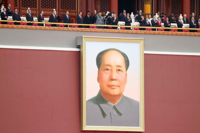 Председатель КНР, генеральный секретарь ЦК КПК Си Цзиньпин (в центре на трибуне)