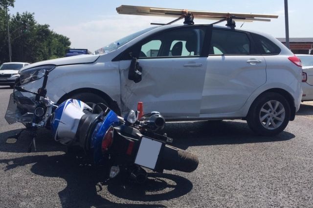 В Самаре на Ракитовском шоссе женщина на мотоцикле врезалась в кроссовер