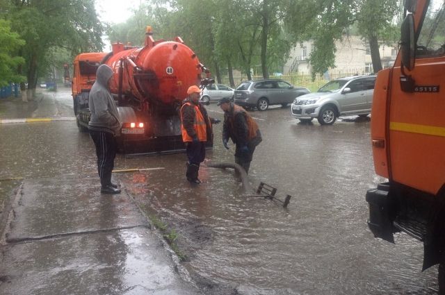 На дорогах Ульяновска после дождя чистят ливнёвки