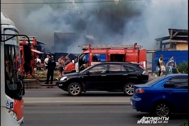 Открытый огонь в горящем кафе у «Ленты» в Перми удалось потушить