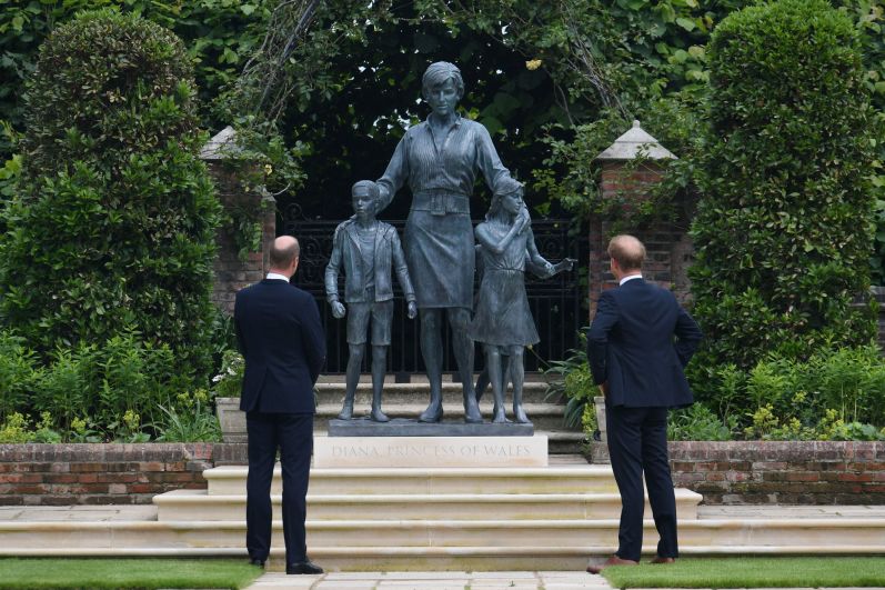 Принцы Уильям и Гарри (слева направо) во время церемонии открытия памятника принцессе Диане