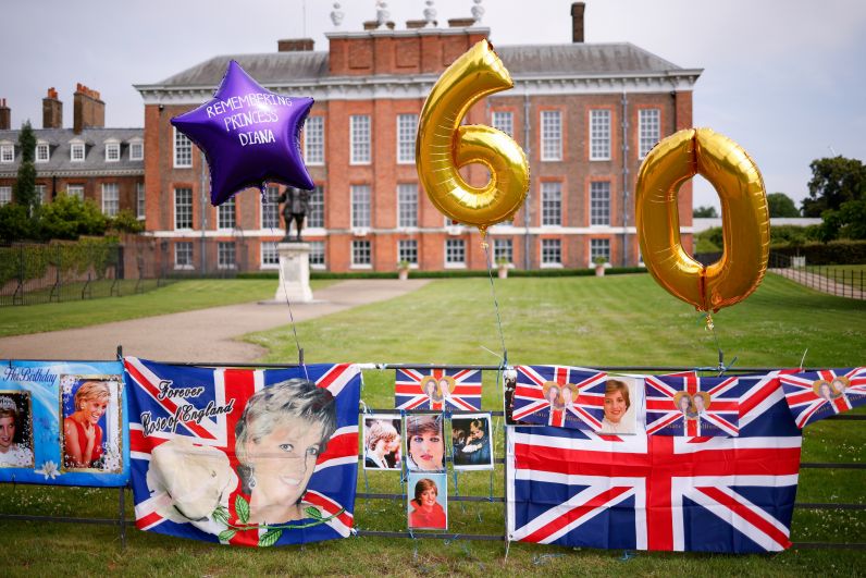 Празднование 60-летия со дня рождения принцессы Дианы у Кенсингтонского дворца в Лондоне