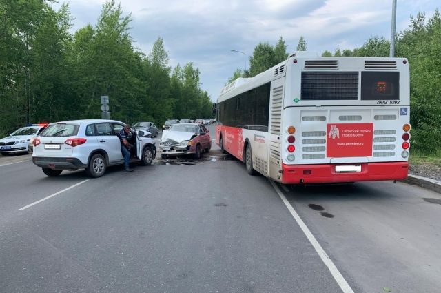 В Перми в ДТП столкнулись три автомобиля и автобус