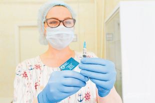 В Минздраве предлагают ввести прививание третьей дозой вакцины