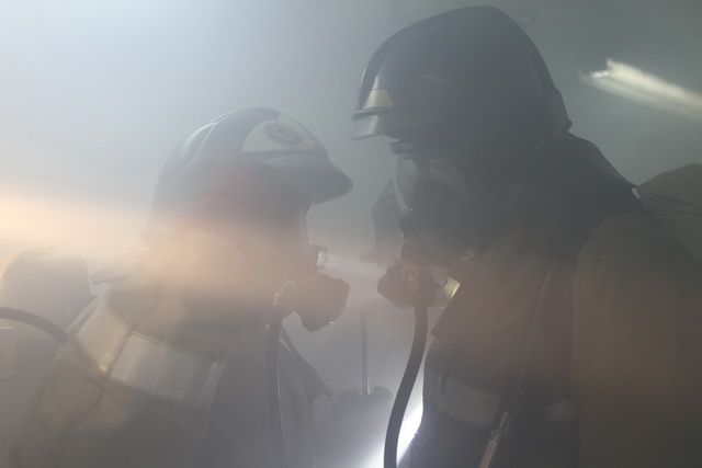 На Камчатке во время пожара семь человек оказались в «дымовой ловушке»