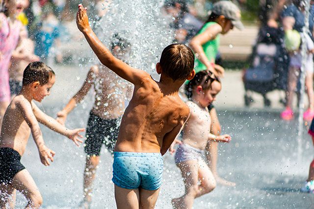 Жители Новосибирска полезли в фонтаны: 10 жарких фото