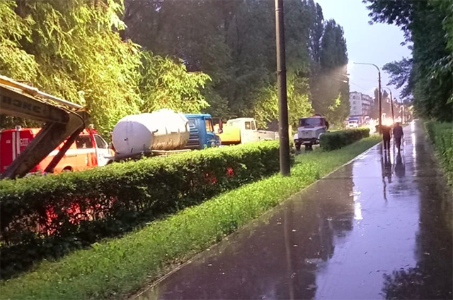 Улицу Космонавтов в Липецке подтопило из-за утечки воды