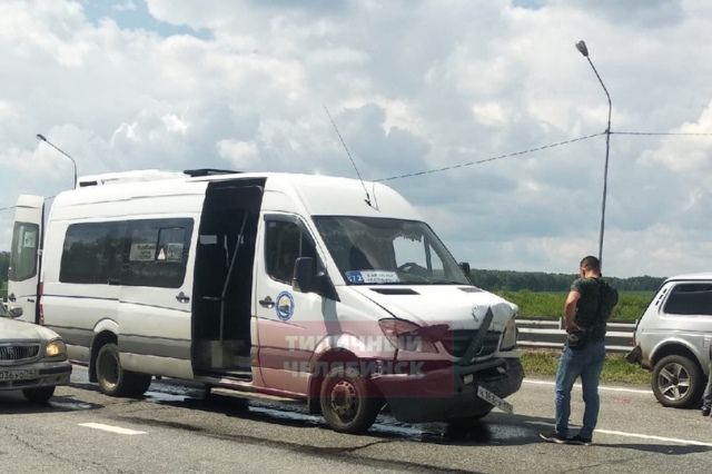 Микроавтобус с пассажирами попал в аварию на трассе под Челябинском