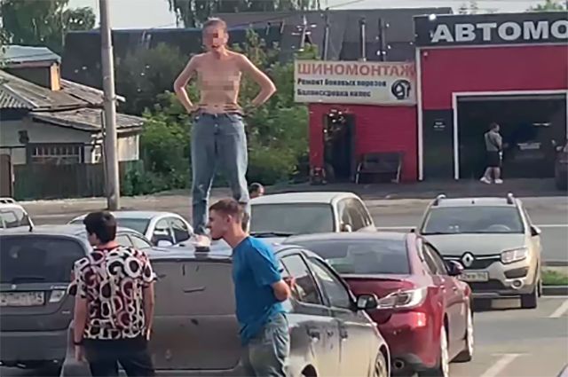 Голая женщина залезла на крышу автомобиля в Новосибирске