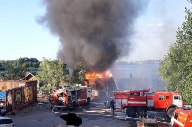 В Нижнем Новгороде загорелся банный комплекс на Гребном канале