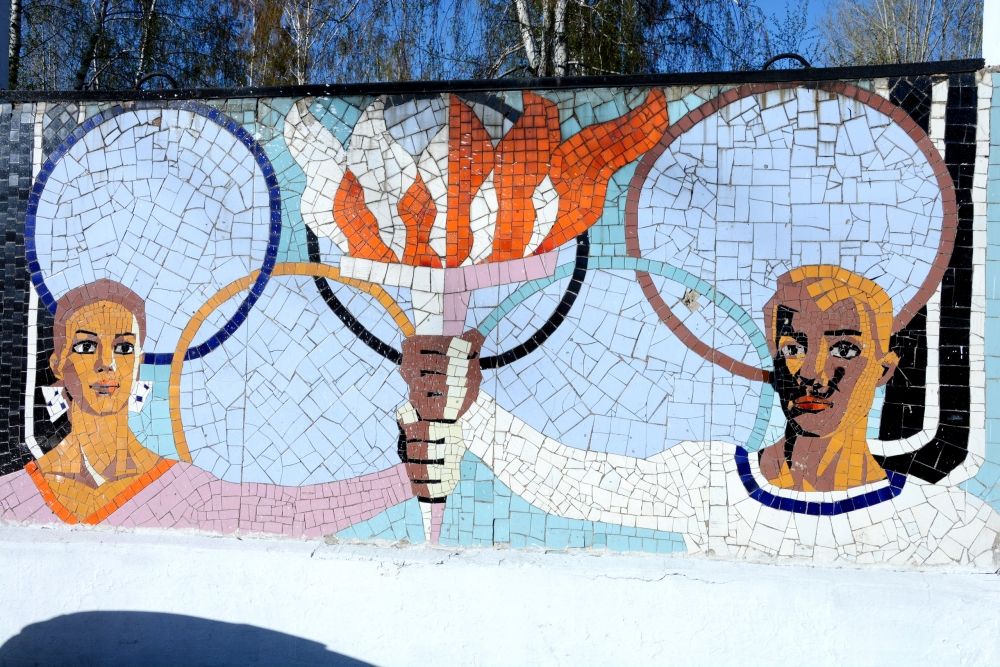 Вход на стадион "Зенит" в Иркутске-2 украшен сразу двумя мозаиками - одна из них посвящена Олимпиаде