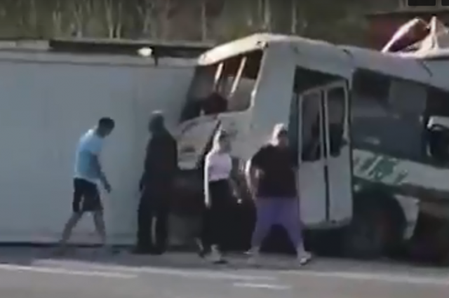 В момент ДТП в салоне автобуса не было пассажиров — водитель ехал на заправку. Водитель грузовика не пострадал. 