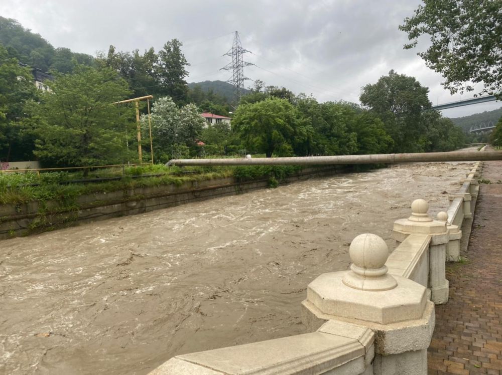 Уровень воды в реках достиг критических отметок.