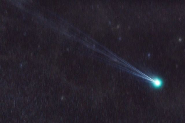 Зелёная комета 2024. Комета пролетевшая мимо земли. Яркая комета. Комета пролетевшая мимо земли. Земля с кометой.