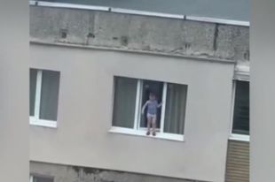 Малыш без Карлсона: 4-летний ребенок ходил по подоконнику на девятом этаже