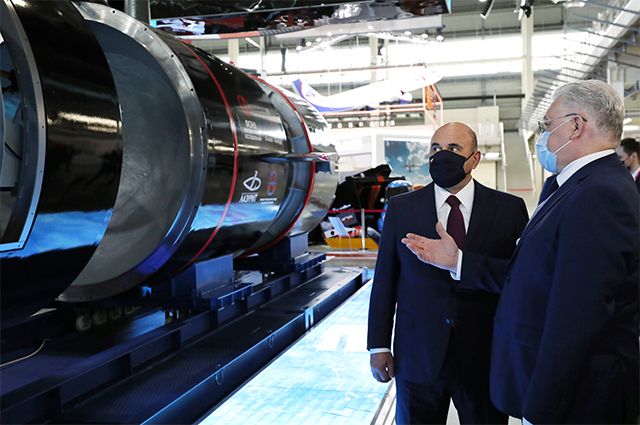5 июля 2021. Председатель правительства РФ Михаил Мишустин во время осмотра автономного необитаемого подводного аппарата «Сарма» на стенде «Алмаз-Антея» на Международной промышленной выставке «Иннопром-2021» в Екатеринбурге.