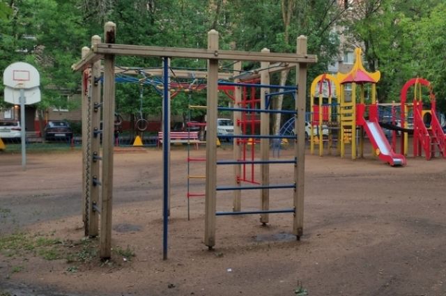 Сотрудник полиции на детской площадке в Оренбурге ударил четерыхлетнего ребенка.