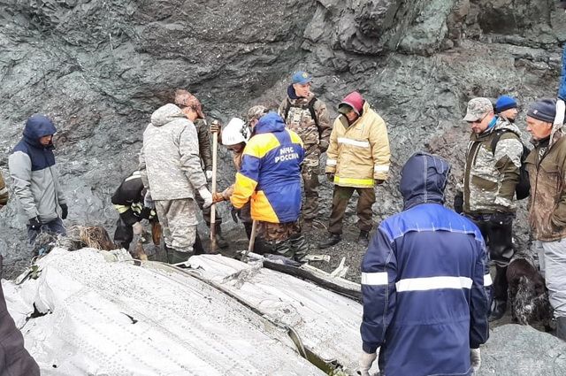 На месте крушения самолета на Камчатке опознали одного погибшего