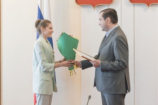 Губернатор наградил победителей региональных конкурсов «Учитель года» и «Воспитатель года».