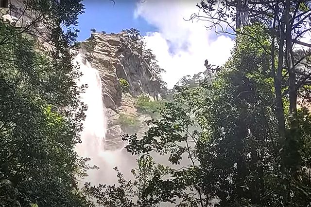 Обычно вялый и тихий водопад Учан-Су, который гиды в шутку называют «водокап», в эти дни ревел, как Ниагара.
