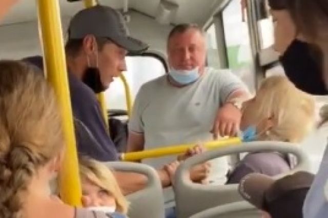 Женщина устроила дебош в автобусе в Новосибирске