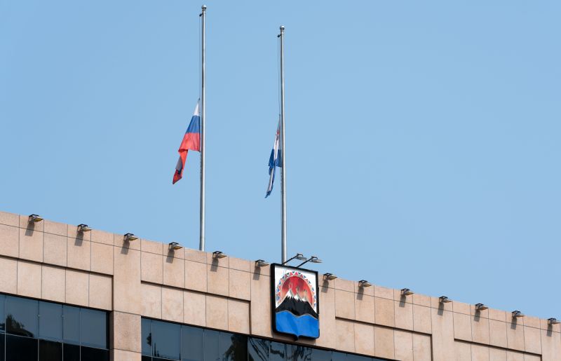 На здании Правительства Камчатского края приспущены государственный флаг Российской Федерации и флаг Камчатского края
