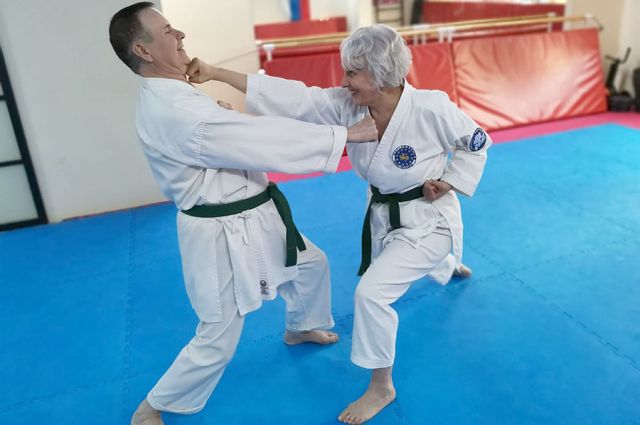 Старость - не болезнь, а любовь к жизни не проходит с годами. Татьяна Богданова доказывает это на занятиях карате. 