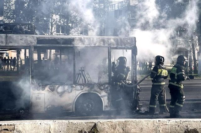 В центре Чебоксар сгорел пассажирский автобус