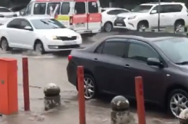 Улицы Владикавказа ушли под воду из-за сильного ливня