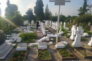 Во Львовской области парень разгромил 60 надгробий на кладбище