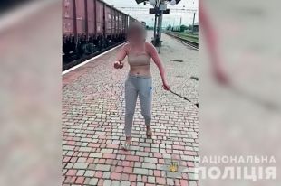 Девушка с ножом ранила полицейского в Полтавской области
