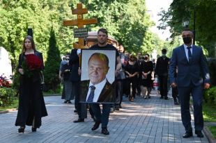 Владимира Меньшова похоронили на Новодевичьем кладбище