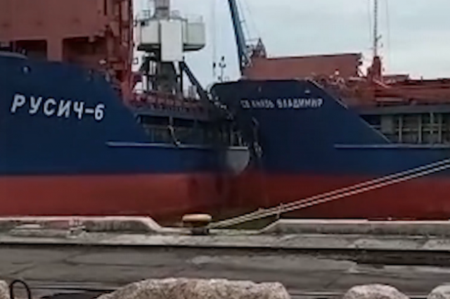 Два теплохода столкнулись в морском торговом порту Таганрога