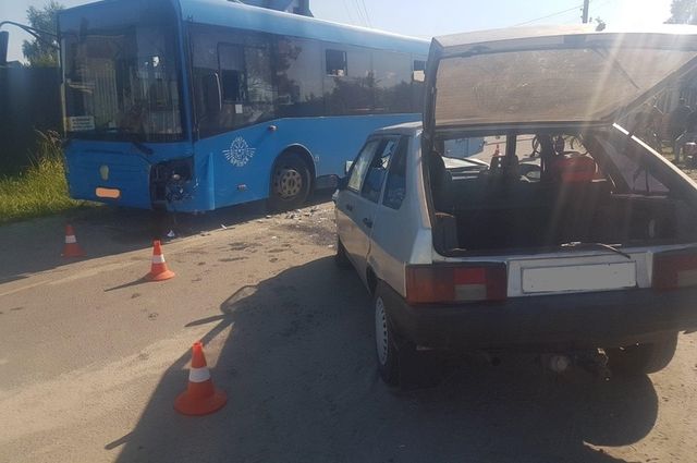 Автобус и легковой автомобиль не поделили дорогу в Брянске