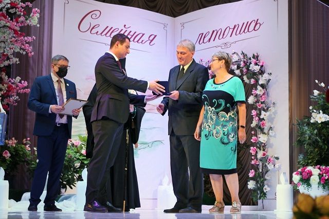В Муроме в День семьи, любви и верности 24 семейных пары наградили медалями