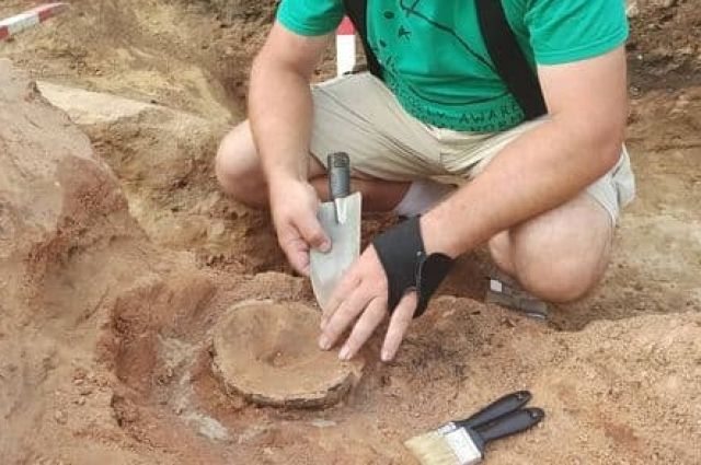 Уцелевший во время пожара горшок нашли археологи в Пскове