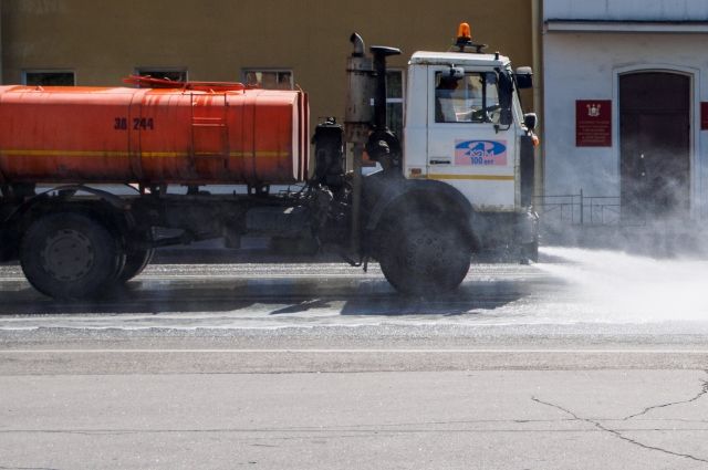 Из-за аномальной жары в Петербурге усилят полив улиц