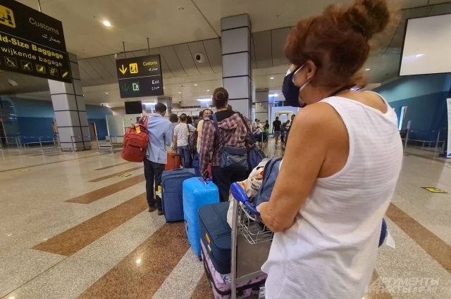 Очередь туристов на контроль багажа в аэропорту Хургады.