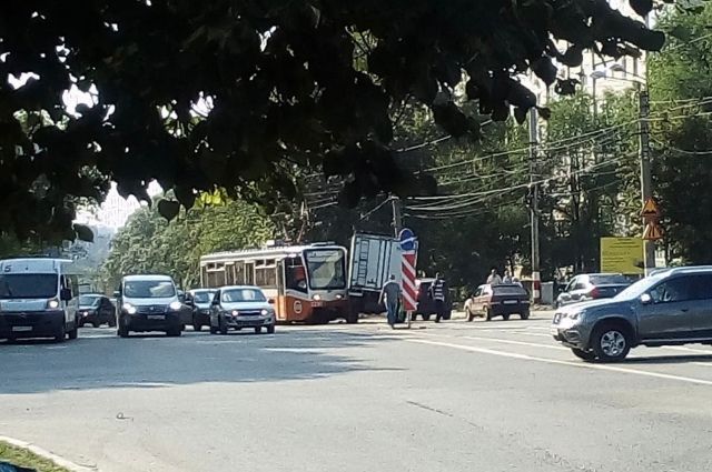 В Ульяновске трамвай не поделил дорогу с грузовиком, а такси – с ГАЗелью