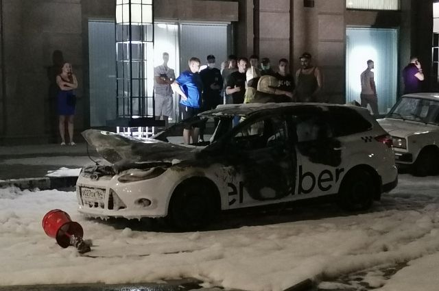 Ночью в центре Саратова сгорело такси