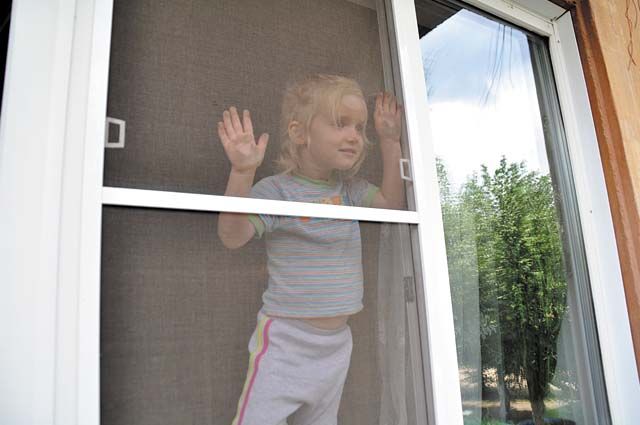 Как уберечь детей от падения из окна - советы от омбудсмена Ирины Волынец