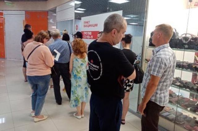 Ожидающие вакцинации в ТЦ «Альянс» на ул. Рябикова. По словам очевидцев, за полтора часа в очереди вакцина здесь закончилась.