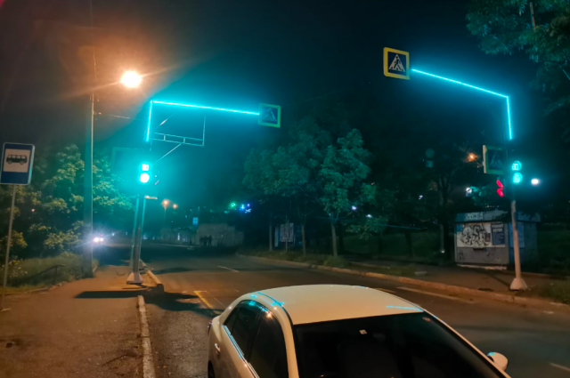 На светофорах Владивостока установили подсветку, предотвращающую риск ДТП