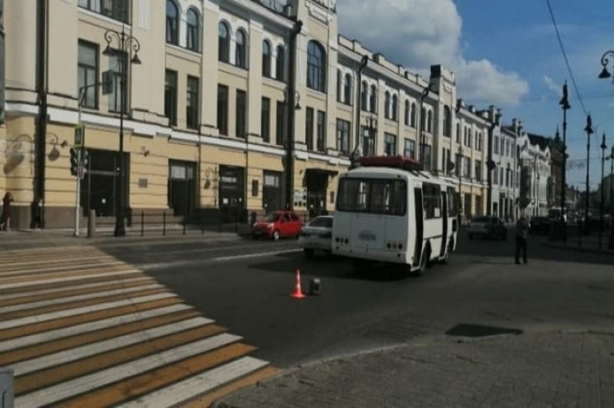 Появилось видео, как маршрутка сбивает пешехода в центре Томска | АиФ Томск