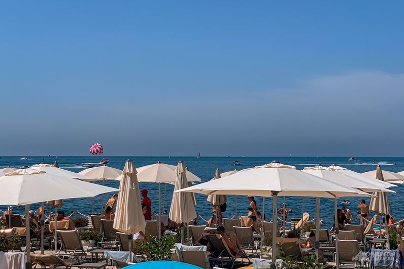Пляжи Центральной набережной предлагают посетителям все удобства для комфортного отдыха - раздевалки, душ, туалеты, прокат шезлонгов и зонтиков.