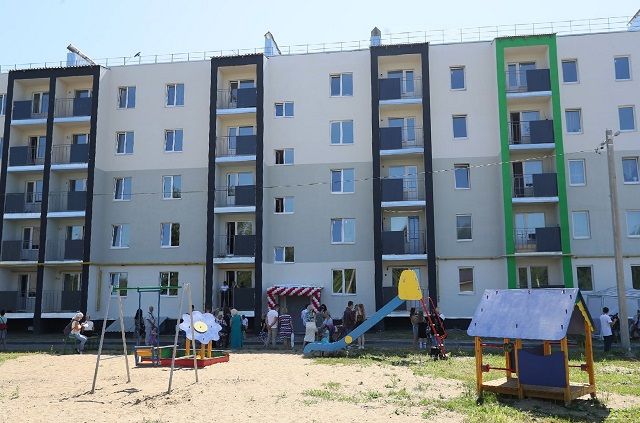 В Собинке Владимир Сипягин вручил четырем семьям ключи от новых квартир