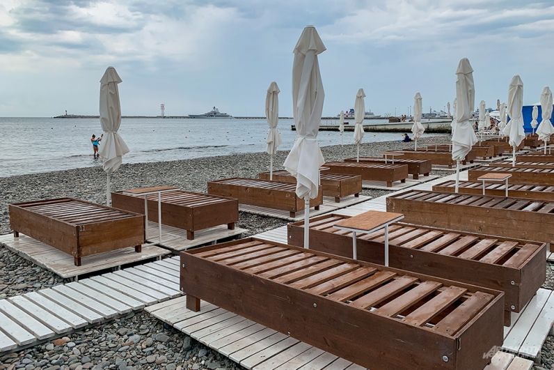 Все пляжи оборудованы новыми современными лежаками, а также деревянным настилом, по которому удобно пройти от набережной к морю.
