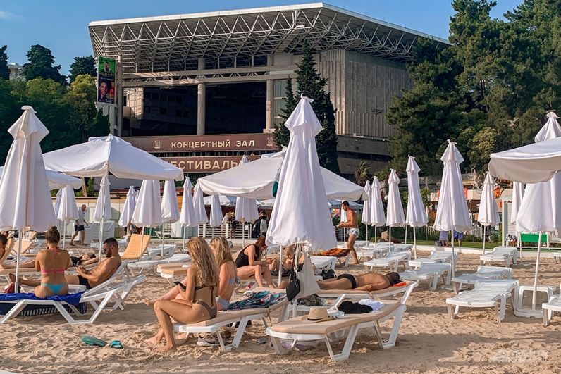 На всей Центральной набережной доступен прокат пляжного инвентаря - лежаки, зонты и пр.